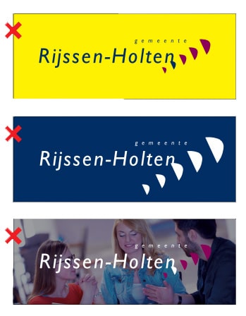 Op deze afbeelding staan goede voorbeelden hoe het logo niet gebruikt mag worden. 1. Het logo van gemeente Rijssen-Holten in kleur (blauw en rood) staat op een gele achtergrond. 2. Het logo van gemeente Rijssen-Holten in wit staat op een donkerblauwe achtergrond, maar de verhouding klopt niet. 3. Het logo van gemeente Rijssen-Holten in wit met rood, uit verhouding getrokken en een foto op de achtergrond. 