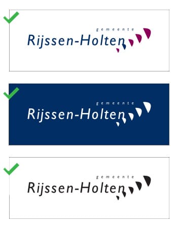 Op deze afbeelding staan goede voorbeelden hoe het logo gebruikt mag worden. 1. Het logo van gemeente Rijssen-Holten in kleur (blauw en rood) staat op een lichte achtergrond. 2. Het logo van gemeente Rijssen-Holten in wit staat op een donkerblauwe achtergrond. 3. Het logo van gemeente Rijssen-Holten in zwart bij zwart-wit geprinte uitingen.