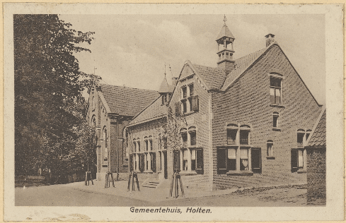 Oude ansichtkaart met foto van het oude gemeentehuis aan de Dorpsstraat in Holten.